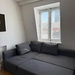 Central , Bright And Modern Flat Up To 4 People